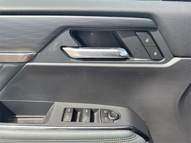 GMC Acadia Vehicle Full-screen Gallery Image 13