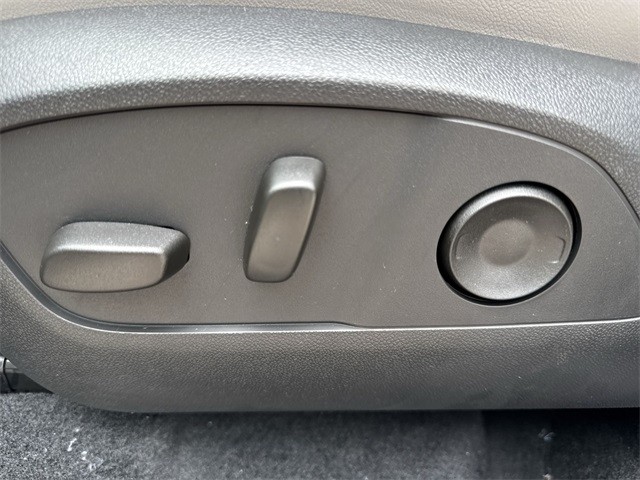 GMC Acadia Vehicle Full-screen Gallery Image 12