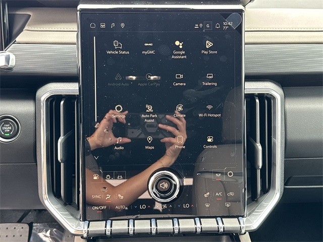 GMC Acadia Vehicle Full-screen Gallery Image 16