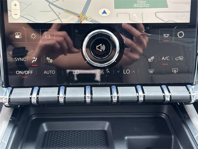 GMC Acadia Vehicle Full-screen Gallery Image 19