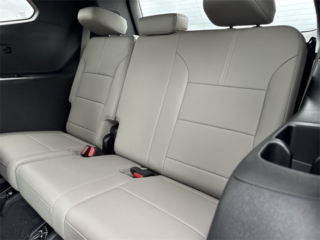 GMC Acadia Vehicle Full-screen Gallery Image 23