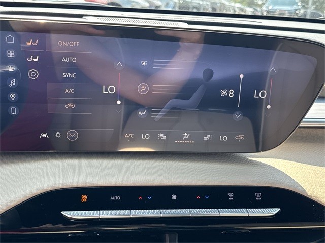 Buick Enclave Vehicle Full-screen Gallery Image 19