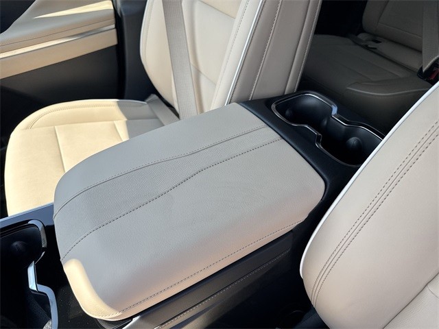 Buick Enclave Vehicle Full-screen Gallery Image 21