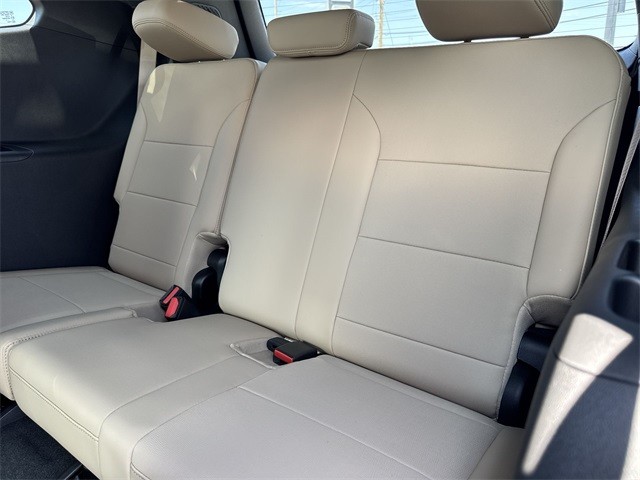 Buick Enclave Vehicle Full-screen Gallery Image 23