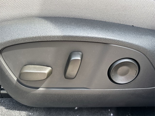 GMC Acadia Vehicle Full-screen Gallery Image 12