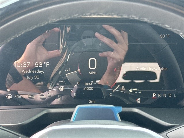 GMC Acadia Vehicle Full-screen Gallery Image 15