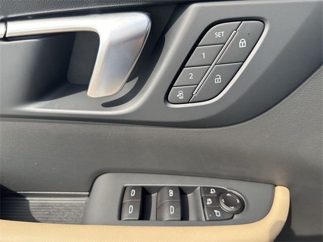 Buick Enclave Vehicle Full-screen Gallery Image 13