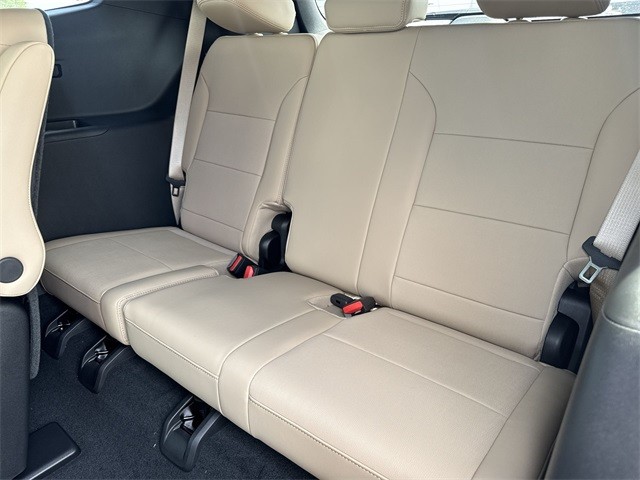 Buick Enclave Vehicle Full-screen Gallery Image 23