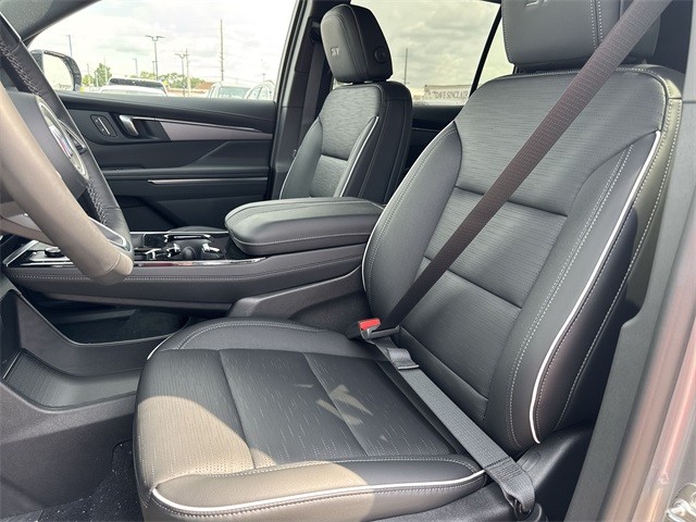 Buick Enclave Vehicle Full-screen Gallery Image 11