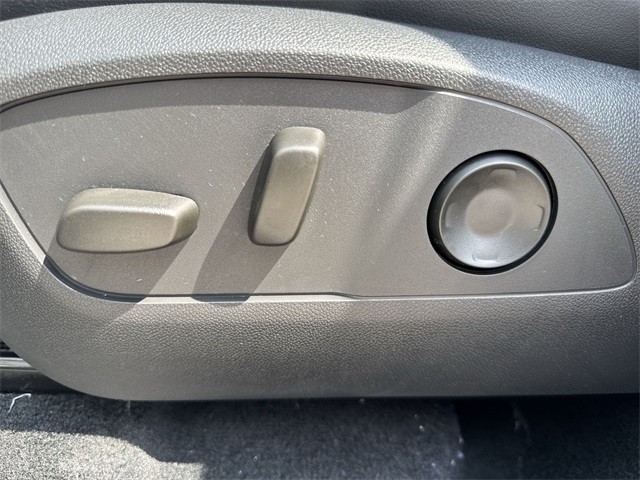 Buick Enclave Vehicle Full-screen Gallery Image 12