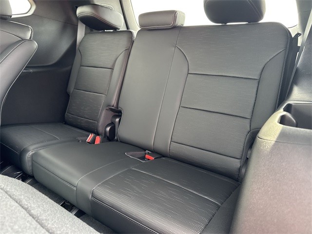 Buick Enclave Vehicle Full-screen Gallery Image 23