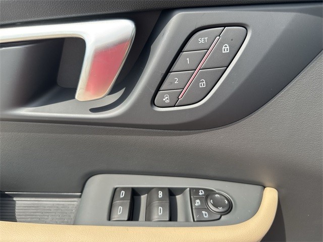 Buick Enclave Vehicle Full-screen Gallery Image 13