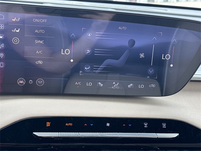 Buick Enclave Vehicle Full-screen Gallery Image 19