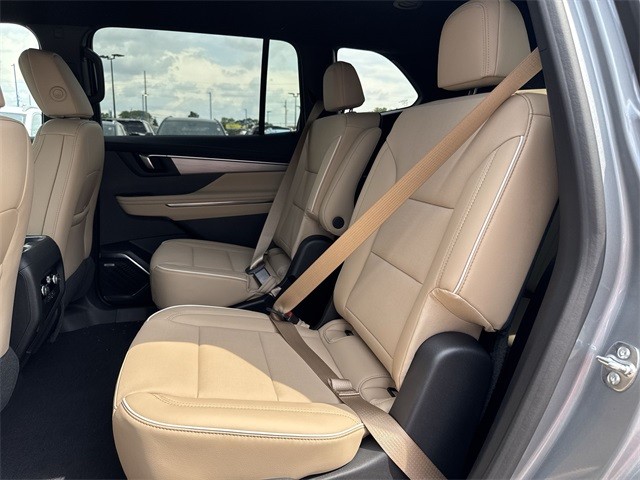 Buick Enclave Vehicle Full-screen Gallery Image 22