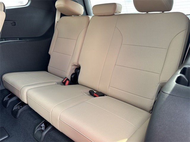 Buick Enclave Vehicle Full-screen Gallery Image 23