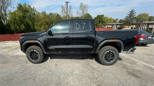 GMC Canyon Vehicle Full-screen Gallery Image 05