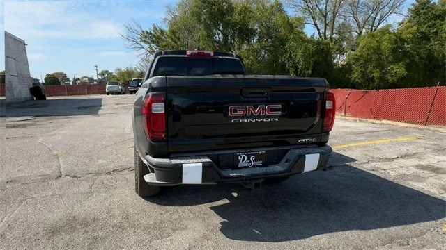 GMC Canyon Vehicle Full-screen Gallery Image 07