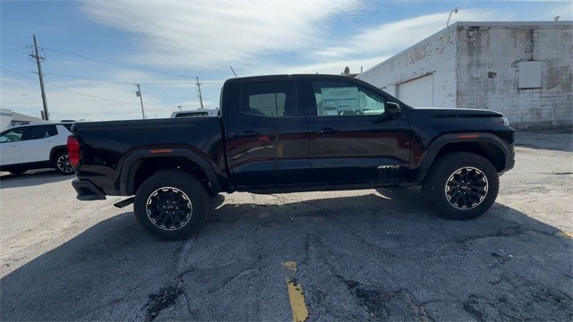 GMC Canyon Vehicle Full-screen Gallery Image 09