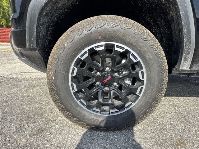 GMC Canyon Vehicle Full-screen Gallery Image 10