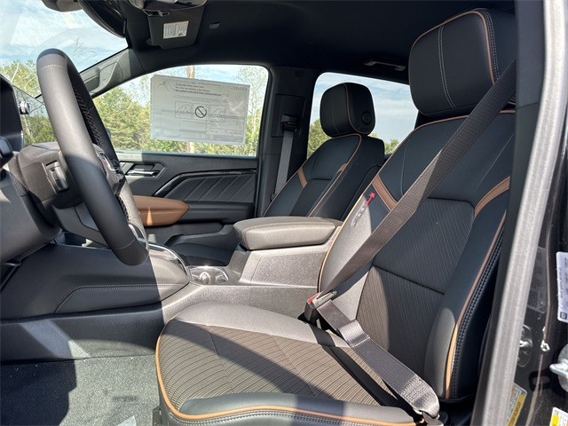 GMC Canyon Vehicle Full-screen Gallery Image 11