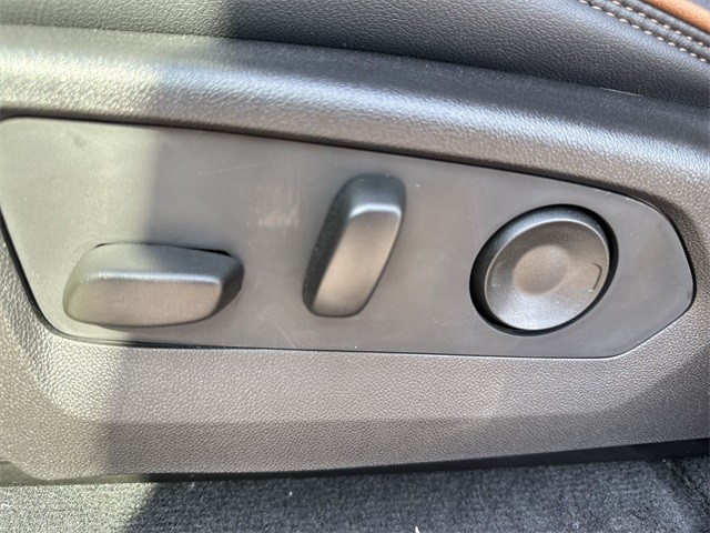 GMC Canyon Vehicle Full-screen Gallery Image 12