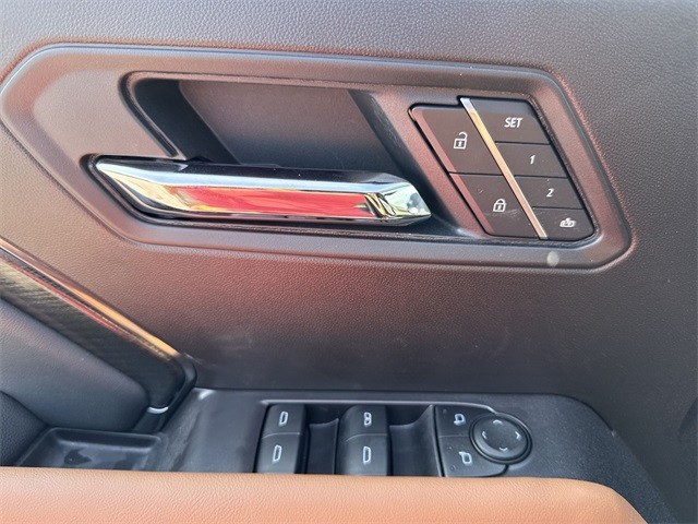 GMC Canyon Vehicle Full-screen Gallery Image 13