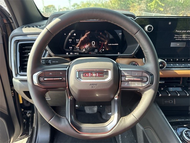 GMC Canyon Vehicle Full-screen Gallery Image 14