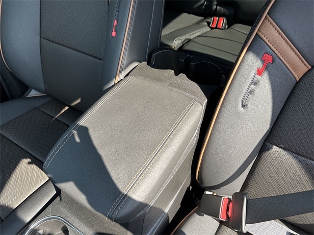 GMC Canyon Vehicle Full-screen Gallery Image 21