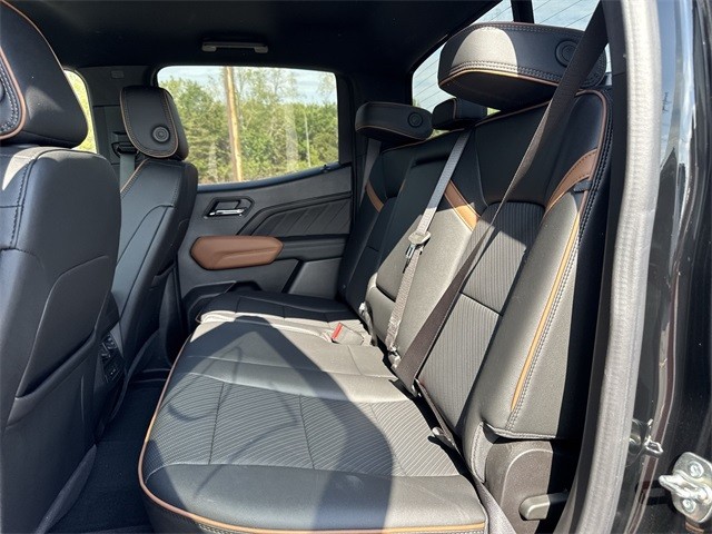 GMC Canyon Vehicle Full-screen Gallery Image 22