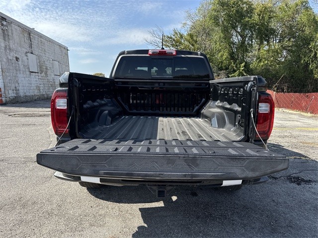 GMC Canyon Vehicle Full-screen Gallery Image 23