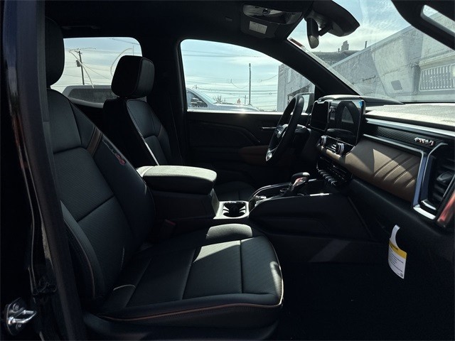 GMC Canyon Vehicle Full-screen Gallery Image 24