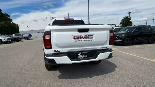 GMC Canyon Vehicle Full-screen Gallery Image 07