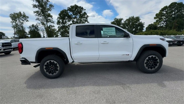 GMC Canyon Vehicle Full-screen Gallery Image 09