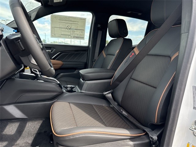 GMC Canyon Vehicle Full-screen Gallery Image 11