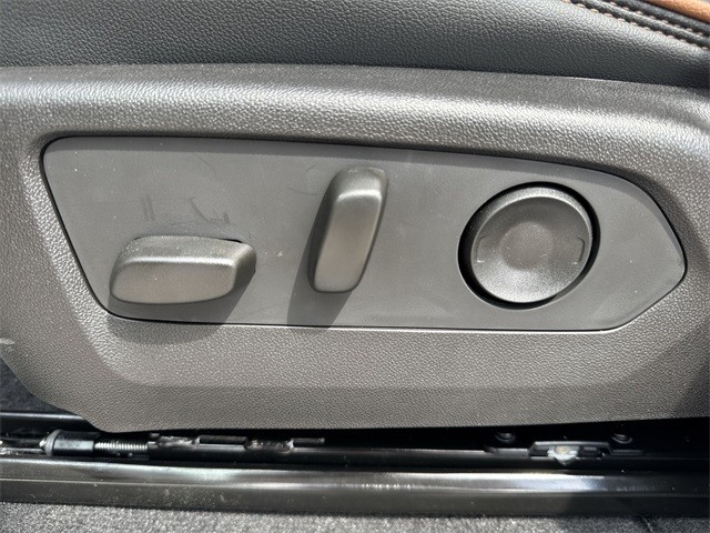 GMC Canyon Vehicle Full-screen Gallery Image 12