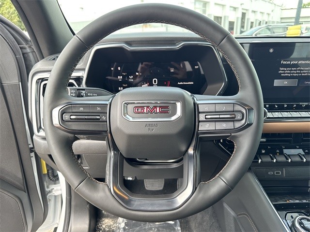 GMC Canyon Vehicle Full-screen Gallery Image 14