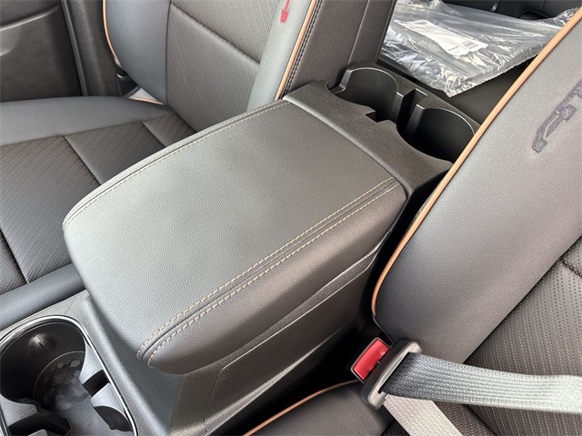 GMC Canyon Vehicle Full-screen Gallery Image 21