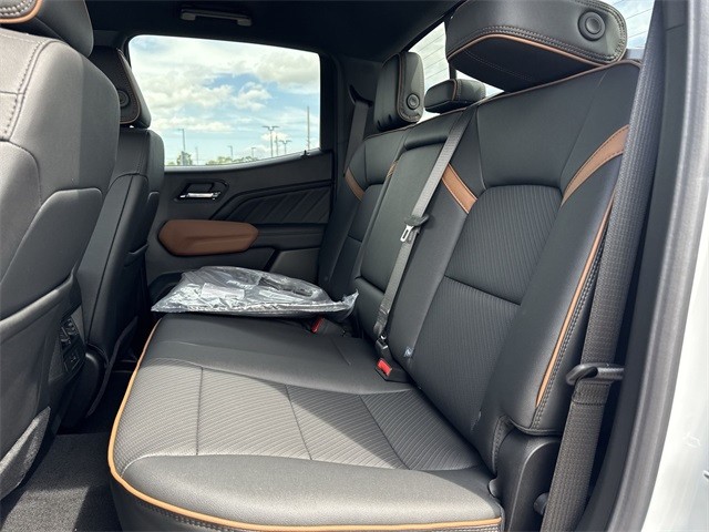 GMC Canyon Vehicle Full-screen Gallery Image 22