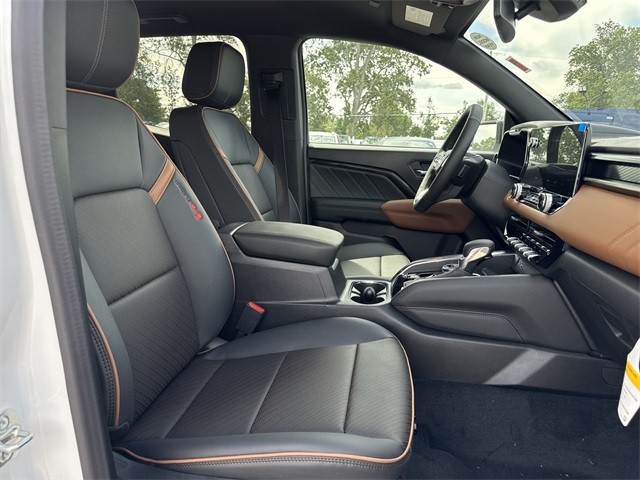 GMC Canyon Vehicle Full-screen Gallery Image 24