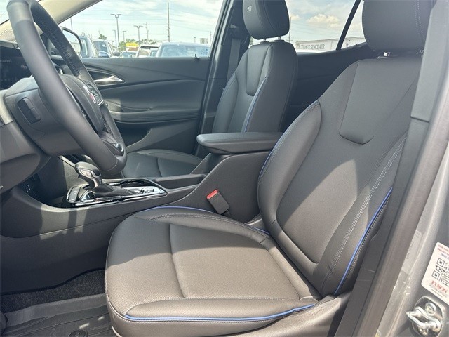 Buick Encore GX Vehicle Full-screen Gallery Image 11