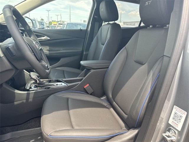 Buick Encore GX Vehicle Full-screen Gallery Image 12