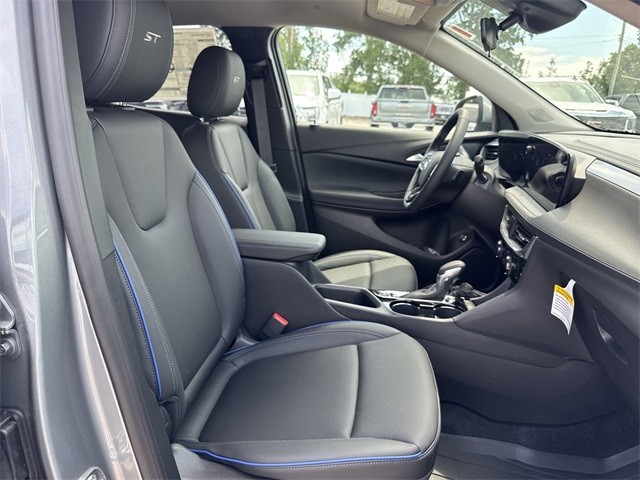 Buick Encore GX Vehicle Full-screen Gallery Image 23