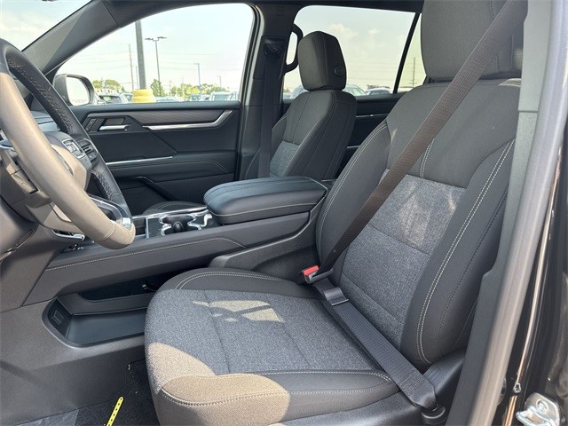 GMC Acadia Vehicle Full-screen Gallery Image 11