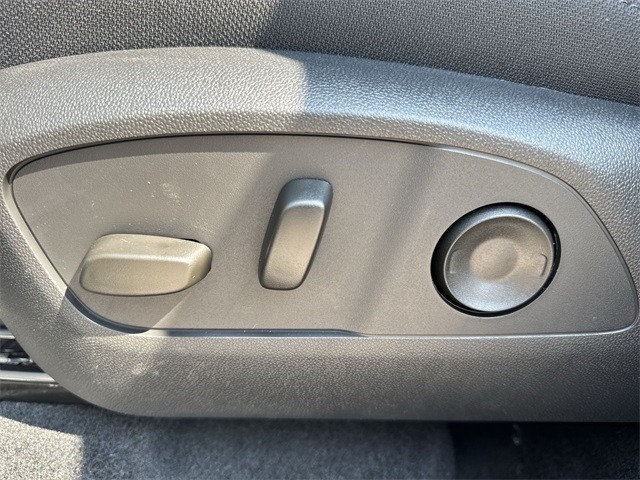 GMC Acadia Vehicle Full-screen Gallery Image 12