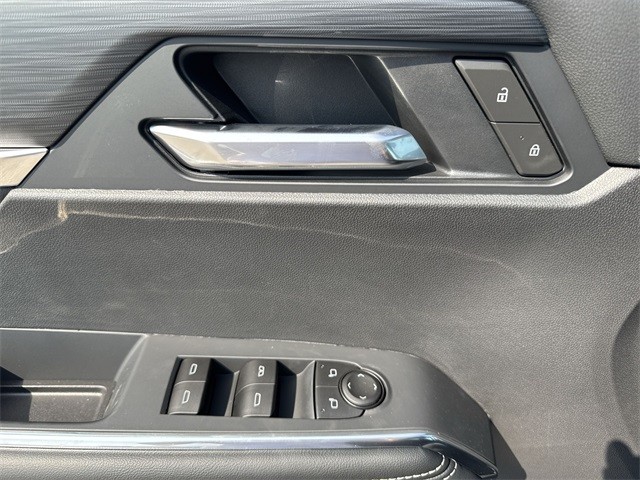 GMC Acadia Vehicle Full-screen Gallery Image 13