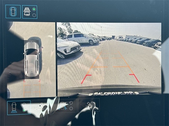 GMC Acadia Vehicle Full-screen Gallery Image 17