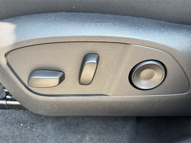 GMC Acadia Vehicle Full-screen Gallery Image 12