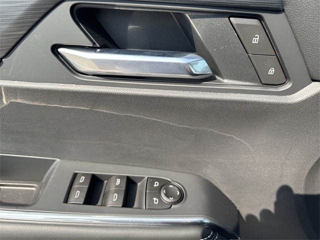 GMC Acadia Vehicle Full-screen Gallery Image 13