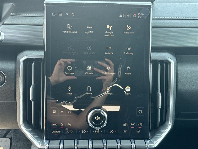 GMC Acadia Vehicle Full-screen Gallery Image 16