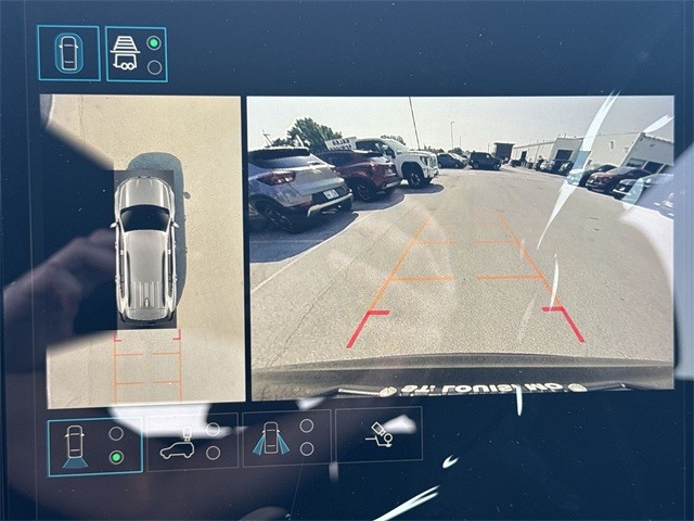 GMC Acadia Vehicle Full-screen Gallery Image 17